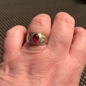 Mens red eye 10 kt gold ring
